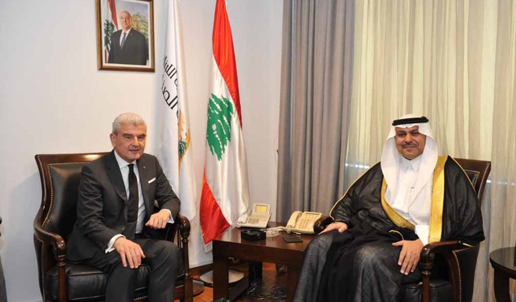 الوزير عيسى الخوري والسفير الدوسري