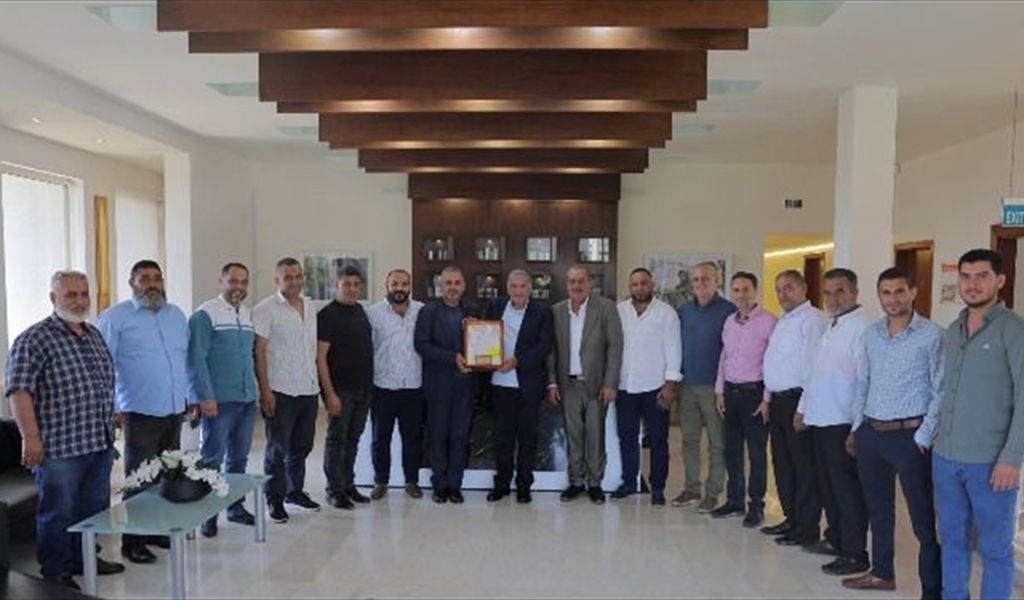 الوفد يسلم المهندس سقلاوي درعاً تقديرياً