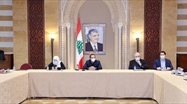 الرئيس الحريري متوسطاً النائب بهية الحريري والنائب سمير الجسر خلال اجتماع كتلة المستقبل النيابية