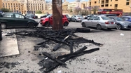 بقايا قبضة الثورة بعد إحراقها في ساحة الشهداء وسط بيروت (محمود يوسف)