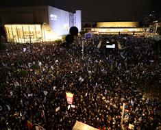 عشرات الآلاف خلال التظاهرة في «ساحة هابيما» في تل أبيب ضد إجراءات حكومة نتنياهو