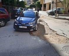 مشهد تضرر السيّارات من حفر تلة الخياط (محمود يوسف)