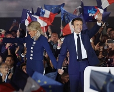 الرئيس الفرنسي وزوجته يحتفلان بعد فوزه في الانتخابات الرئاسية (أ ف ب)