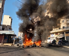 دخان إطارات مشتعلة على  طريق صيدا القديمة احتجاجاً على ارتفاع سعر صرف الدولار الاميركي (طلال سلمان)