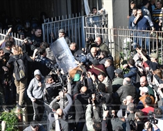أهالي ضحايا انفجار المرفأ يحاولون الدخول الى حرم قصر العدل أمس (محمود يوسف)