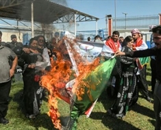 محتجون يحرقون العلم الإيراني أمام مكاتب الأمم المتحدة في أربيل