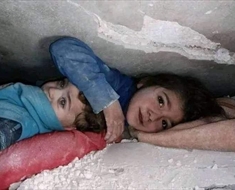 الطفلة السورية آلاء تحمي رأس أخيها الصغير وهي تحت أنقاض الزلزال المدمر الذي ضرب تركيا وسوريا