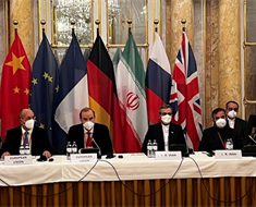 محاولة طهران الإمساك بالعصا من الوسط، والسير بين التفاوض النووي والتفاوض السياسي، قد لا يكون يسيراً في المرحلة المقبلة (رويترز)