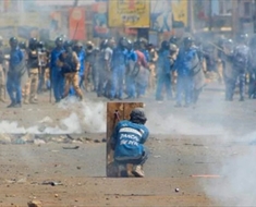 سودانيون يتظاهرون ضد العسكر