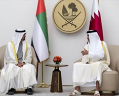 الشيخ تميم بن حمد خلال اجتماعه مع الشيخ محمد بن زايد آل نهيان في الدوحة امس