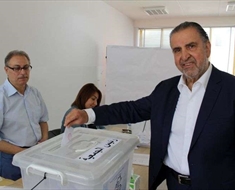 رئيس «جمعية المقاصد»- صيدا محمد فايز البزري يُدلي بصوته خلال الانتخابات