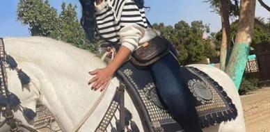 رانيا يوسف تستعرض مهارتها في ركوب الخيل