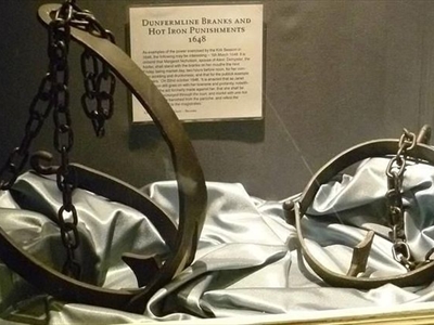 هكذا كان عقاب الزوجة الثرثارة في العصور الوسطى