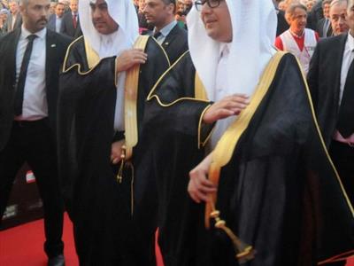 ممثل خادم الحرمين الشريفين المستشار نزار العلولا والقائم بأعمال سفارة المملكة ببيروت الوزير المفوض وليد بخاري لحظة وصولهما إلى موقع الاحتفال