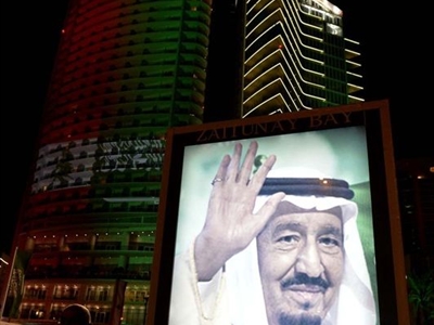 صورة ضخمة لخادم الحرمين الشريفين الملك سلمان بن عبدالعزيز رفعت في «الزيتونة باي»