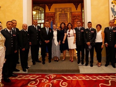 ..ويتوسط كبار ضباط الأمن العام