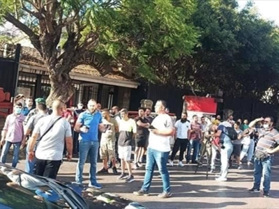 شبان من الجمعيات الأهلية البيروتية أمام "الداخلية" بانتظار دُعاة المثلية الذين لم يحضروا!!