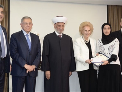 سهام شقير تسلّم جائزة الفائزة الأولى (محمود يوسف)