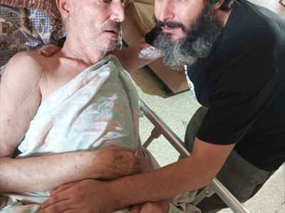بسّام الشيخ حسين مع والده، بعد الإفراج عنه