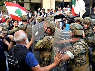 ومواجهة بين العسكرين المتقاعدين والقوى الأمنية امام المجلس (محمود يوسف)