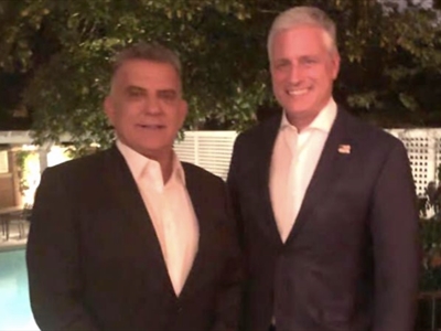 اللواء إبراهيم في صورة مع مستشار الأمن القومي الأميركي السابق روبرت أوبراين