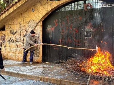 المودعون أضرموا النيران أمام منزل سليم صفير في سن الفيل