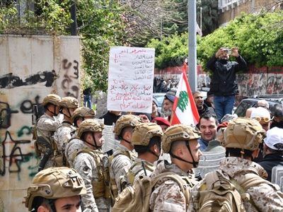 العسكر بمواجهة العسكر امام مصرف لبنان (محمود يوسف)