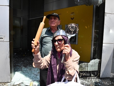 تحطيم واجهات زجاجية للمصارف(محمود يوسف)