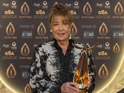 منى واصف مع جائزتها