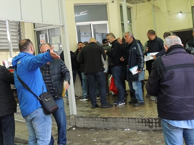 عجقة أمام شباك قطع الوصولات