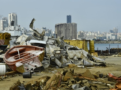 قرار بالمباشرة بازالة المخلفات (تصوير: محمود يوسف)