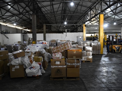 من داخل المخازن ومراكز الجمارك في المطار