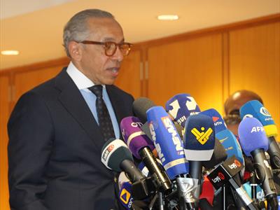 السفير المصري يتحدث خلال الجولة الميدانية في المطار (محمود يوسف)