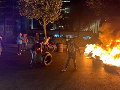 ... وأمام منزل الرئيس ميقاتي مساء أمس (محمود يوسف)