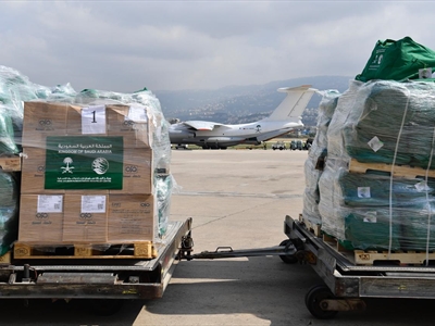 من المساعدات التي وصلت عبر الجسر الجوي السعودي (تصوير: طلال سلمان)