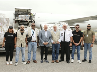 الوزير الابيض يتسلم المساعدات الطبية الإماراتية في المطار (تصوير: محمود يوسف)