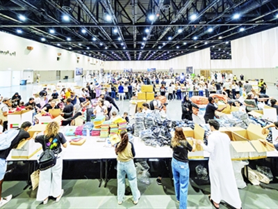 قاعة توضيب المساعدات في حملة الامارات معك يا لبنان