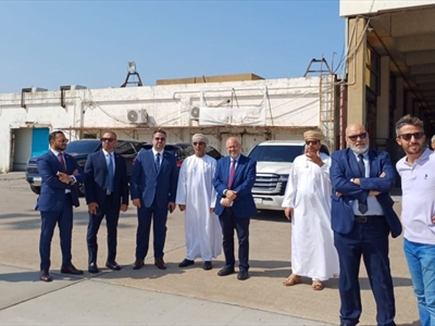 وزير الصحة يتسلّم المساعدات العمانية