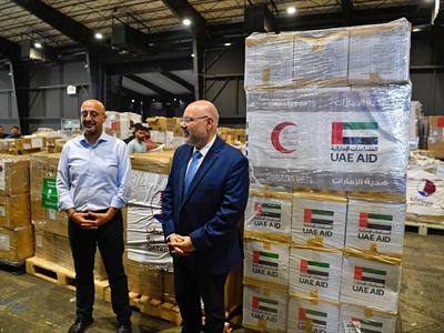 الوزيران الأبيض وياسين خلال استلام المساعدات الاماراتية (محمود يوسف)