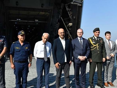 الوزير ياسين واللواء خير خلال استقبال السفينة التركية