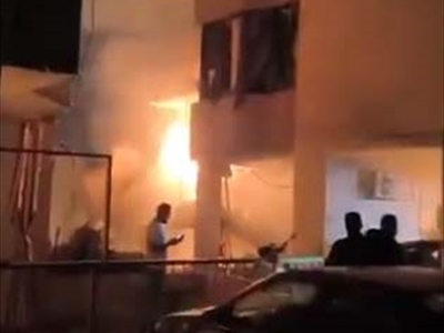 الحرائق التي اندلعت في المبنى في برجا بعد تدميره ليل أمس