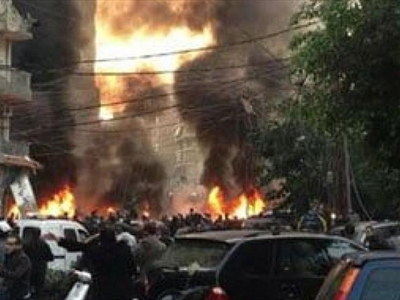 دخان النيران يتصاعد من مبنى المستهدف في زقاق البلاط (محمود يوسف)