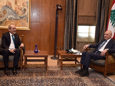 الرئيس بري مستقبلاً الوزير الصفدي (حسن إبراهيم)