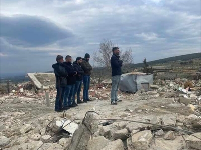 صلاة الظهر على أنقاض المنازل في مروحين