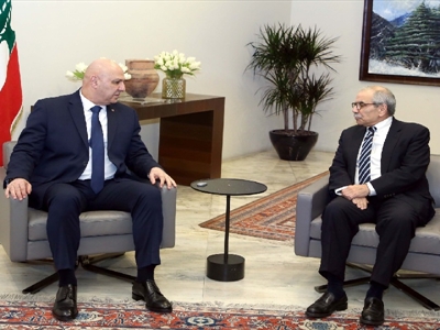 الرئيس عون خلال لقائه الرئيس سلام مساء أمس (محمود يوسف)