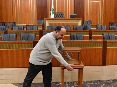 موظف في المجلس يحضّر صندوقة الاقتراع في القاعة (محمود يوسف)