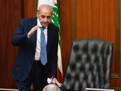 الرئيس بري يحيي الحضور قبل بداية الجلسة