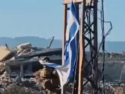 جندي لبناني مقدام يزيل في ميس الجبل علم الاحتلال الاسرائيلي