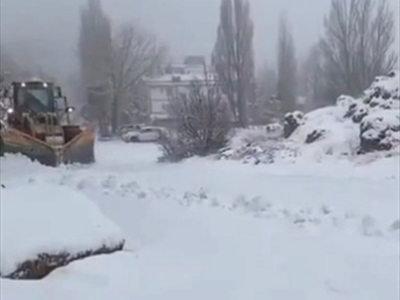 الثلج يغطي ضهر البيدر وجرافات تحاول فتح الطريق الدولية (محمود يوسف)