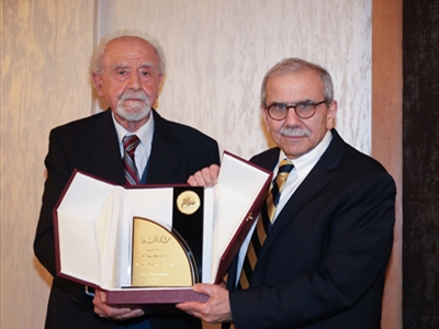 الدكتور سلام يسلم الرئيس سلام درع الرابطة